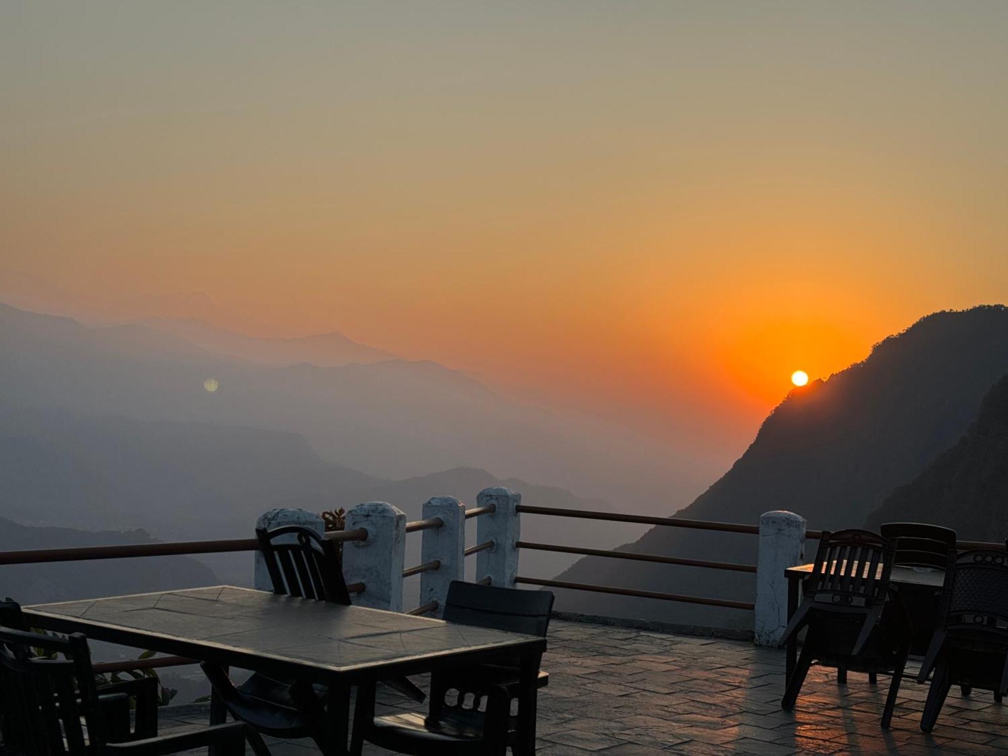 Club ES Deurali Resort Pokhara Exterior foto